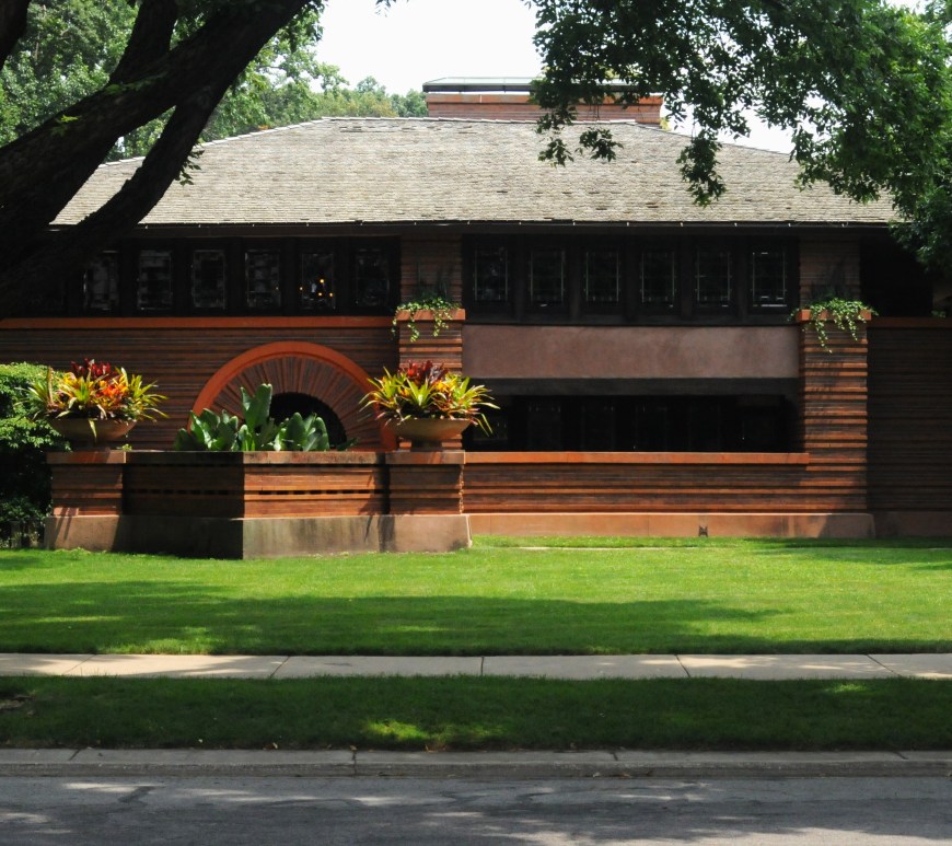 The Arthur Heurtley House (1902) shows the early emergence of Wright’s Prairie style. Notably, the ochre color palette explodes against the lush foliage that is everywhere in this neighborhood.
